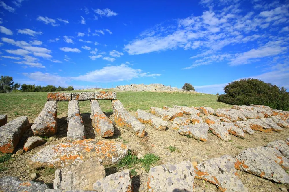 Mensoloni del terrazzo del nuraghe